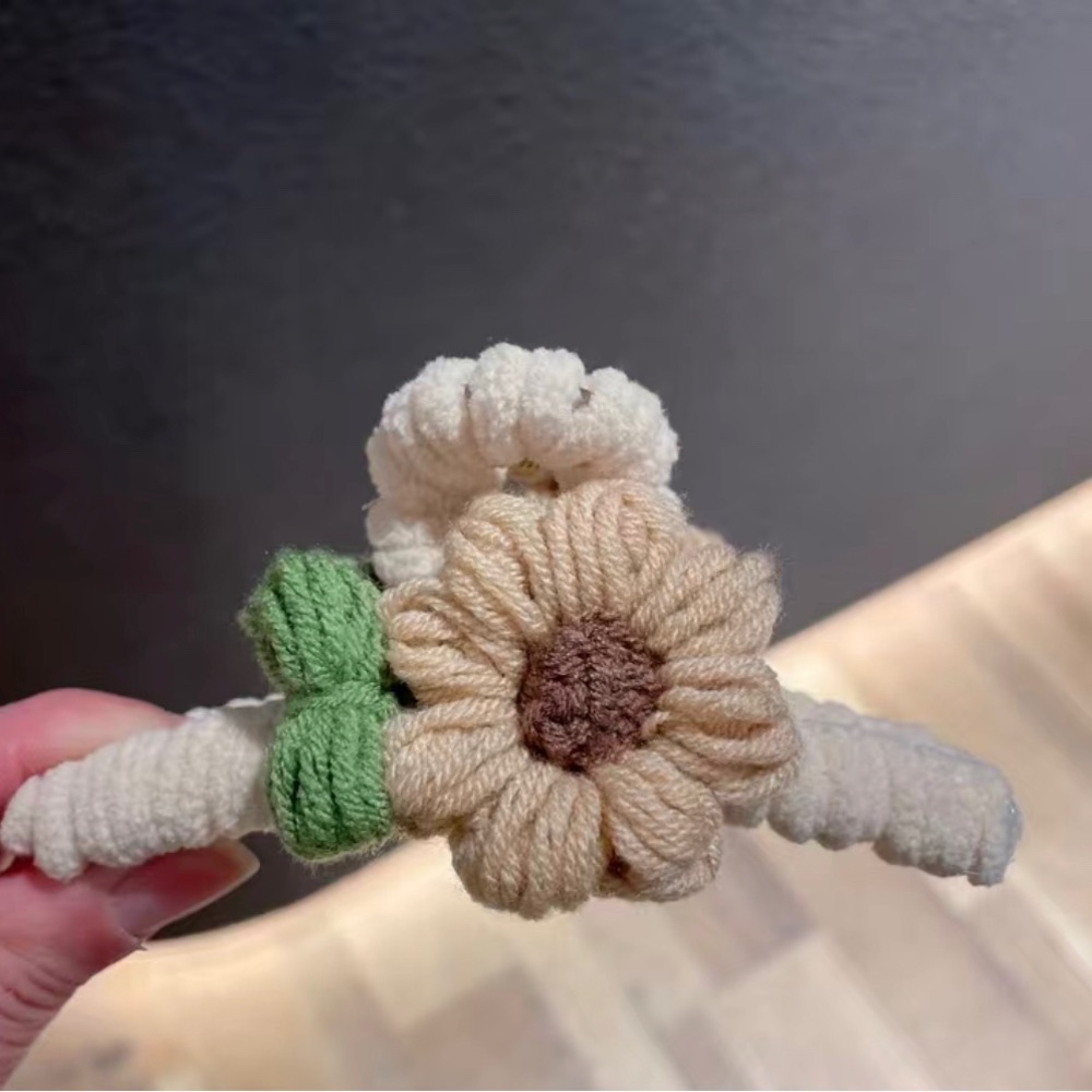 NIB Crocheted Flowered Hair Claw